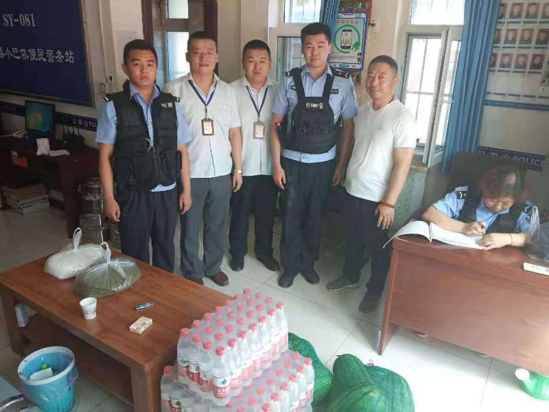 1564545223967707.jpg 圖為:農(nóng)貿(mào)市場(chǎng)治安辦慰問(wèn)警務(wù)室_副本.jpg