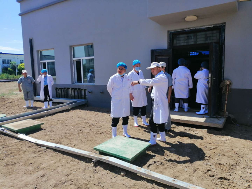 1564546454801398.jpg 圖為:集團公司總經(jīng)理彭超在了解污水處理系統(tǒng)_副本.jpg