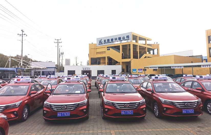 1606816075649469.jpg 40輛車(chē)整齊擺放在公司院內(nèi),等待發(fā)車(chē)儀式_副本.jpg