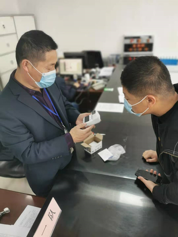 1606816281691746.jpg 紅外測(cè)溫儀使用現(xiàn)場(chǎng)_副本.jpg