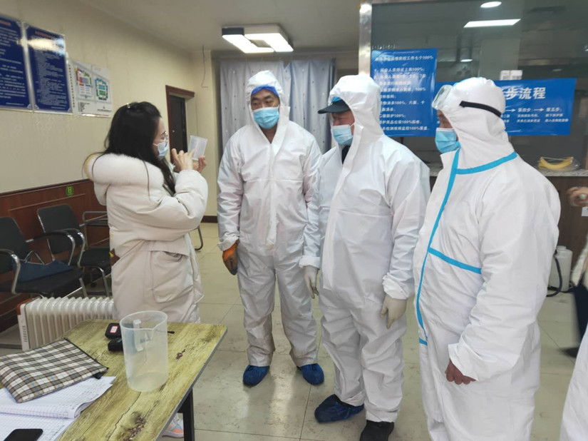 1614742941995857.jpg 圖為:沙區(qū)疾控中心技術(shù)指導(dǎo)人員對市場專職消毒人員進行培訓(xùn)_副本.jpg