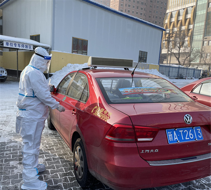1614743280577826.jpg 工作人員進(jìn)行出租車外環(huán)境標(biāo)本采樣監(jiān)測工作_副本_副本.jpg