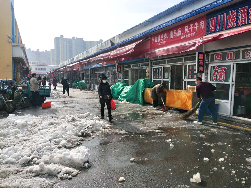 1617214254705610.jpg 圖為:商戶清掃經(jīng)營(yíng)區(qū)域衛(wèi)生_副本.jpg