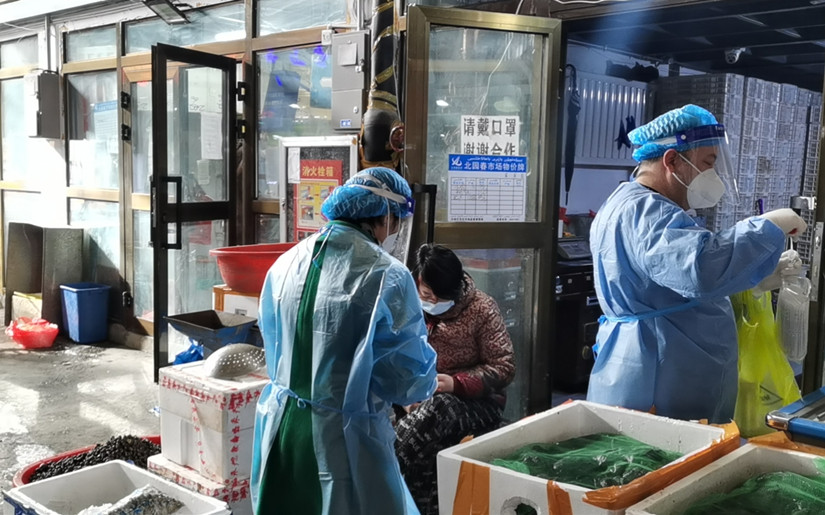 1617215349863982.jpg 自治區(qū)疾控中心專業(yè)技術(shù)人員對我市場外環(huán)境標本采樣隨機抽樣檢測_副本.jpg