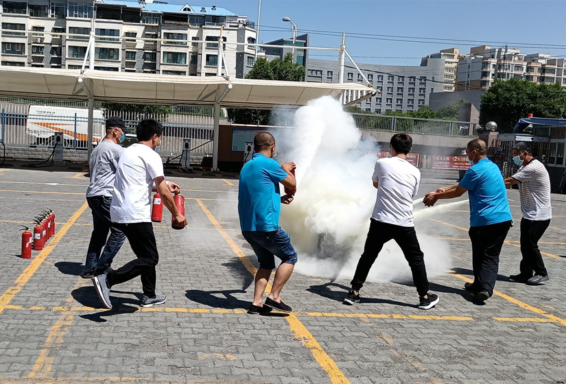 1625174409471665.jpg 圖為:運輸公司組織從業(yè)人員火災(zāi)應(yīng)急演練_副本.jpg
