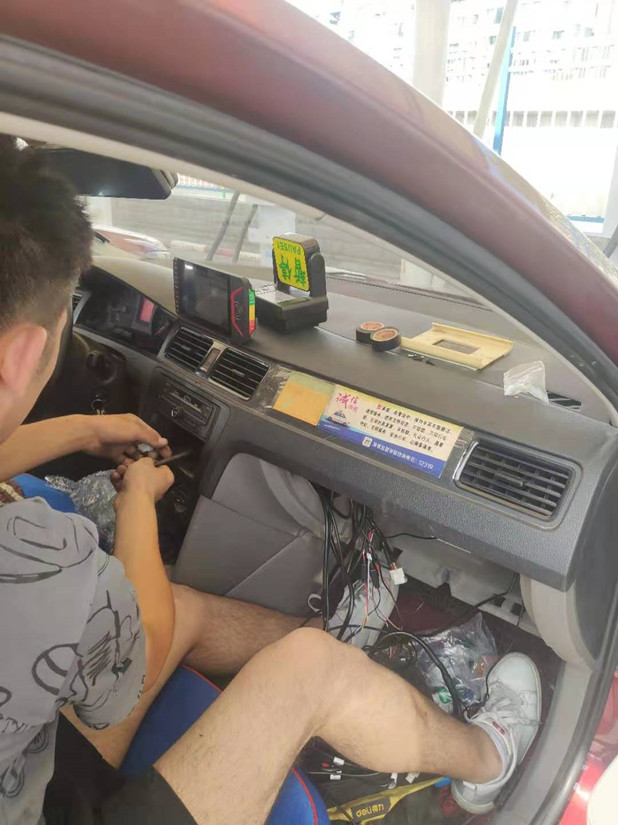 1630467791698525.jpg 圖為:運輸公司安裝新款車載智能終端設(shè)備_副本.jpg