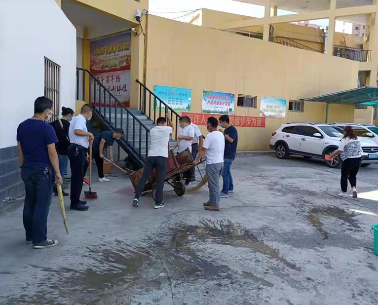 1632974656526770.jpg 圖為:運(yùn)輸公司管理人員愛(ài)國(guó)衛(wèi)生運(yùn)動(dòng)清掃衛(wèi)生死角_副本.jpg