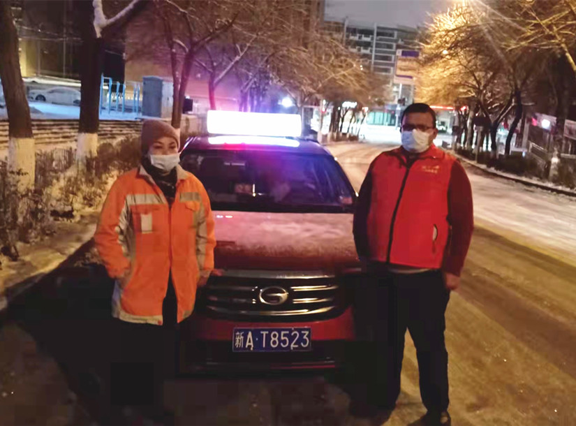 1638266450596802.jpg 圖為:運輸公司“志愿服務隊”凌晨接送環(huán)衛(wèi)工上崗_副本.jpg