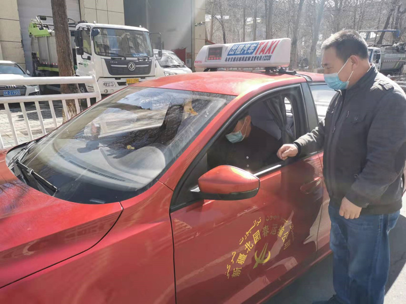 1651140370862844.jpg 圖為:運(yùn)輸公司車隊(duì)隊(duì)長(zhǎng)自查自檢出租車_副本.jpg