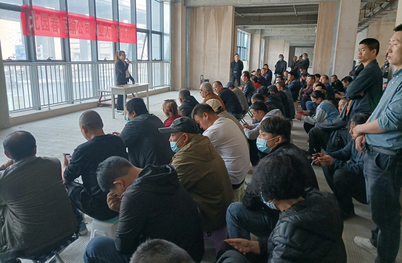 1682499679223741.jpg 圖為:運輸公司組織全體從業(yè)人員進行安全教育培訓(xùn)_副本.jpg