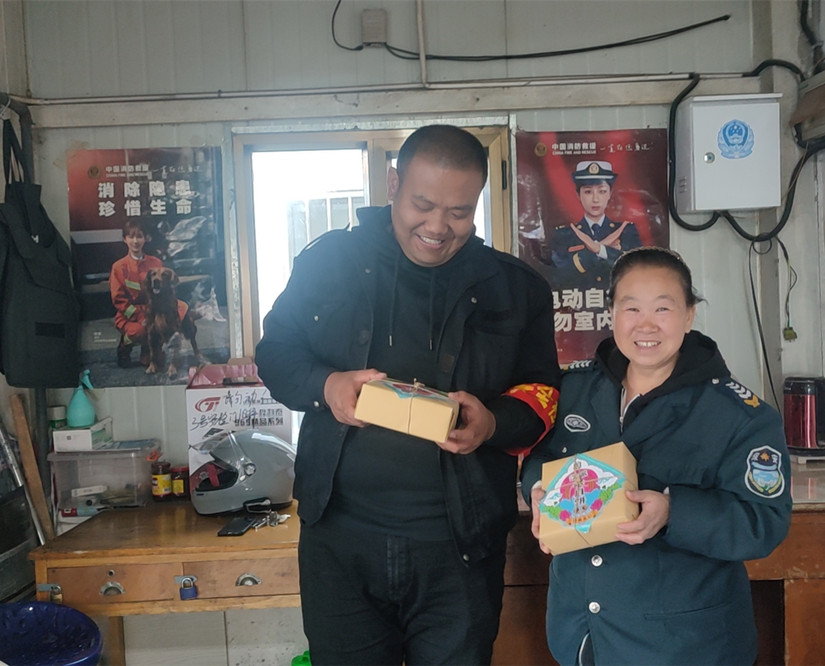 1695808923821661.jpg 圖為:沙區(qū)總工會(huì)節(jié)前為北園春集團(tuán)送來(lái)慰問(wèn)品(四.1)_副本.jpg