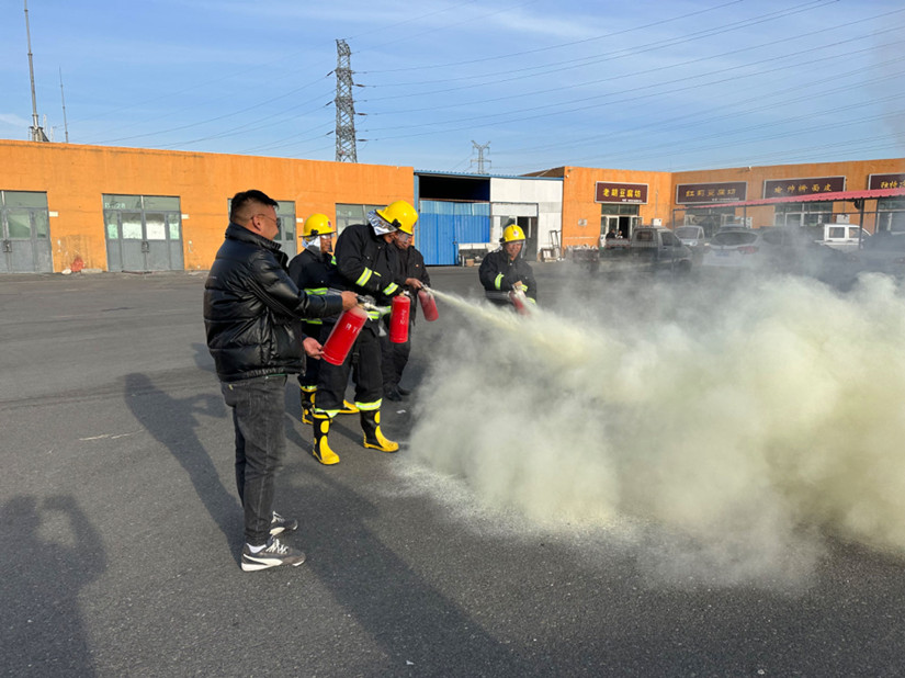 1701406273693637.jpg 圖為:烏蘇北園春市場組織消防實(shí)操演練_副本.jpg